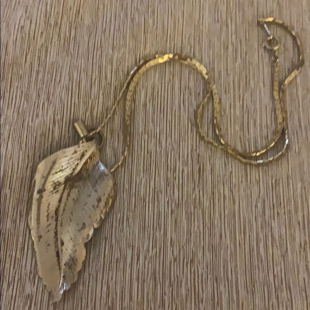 Casual to chic golden leafed necklace